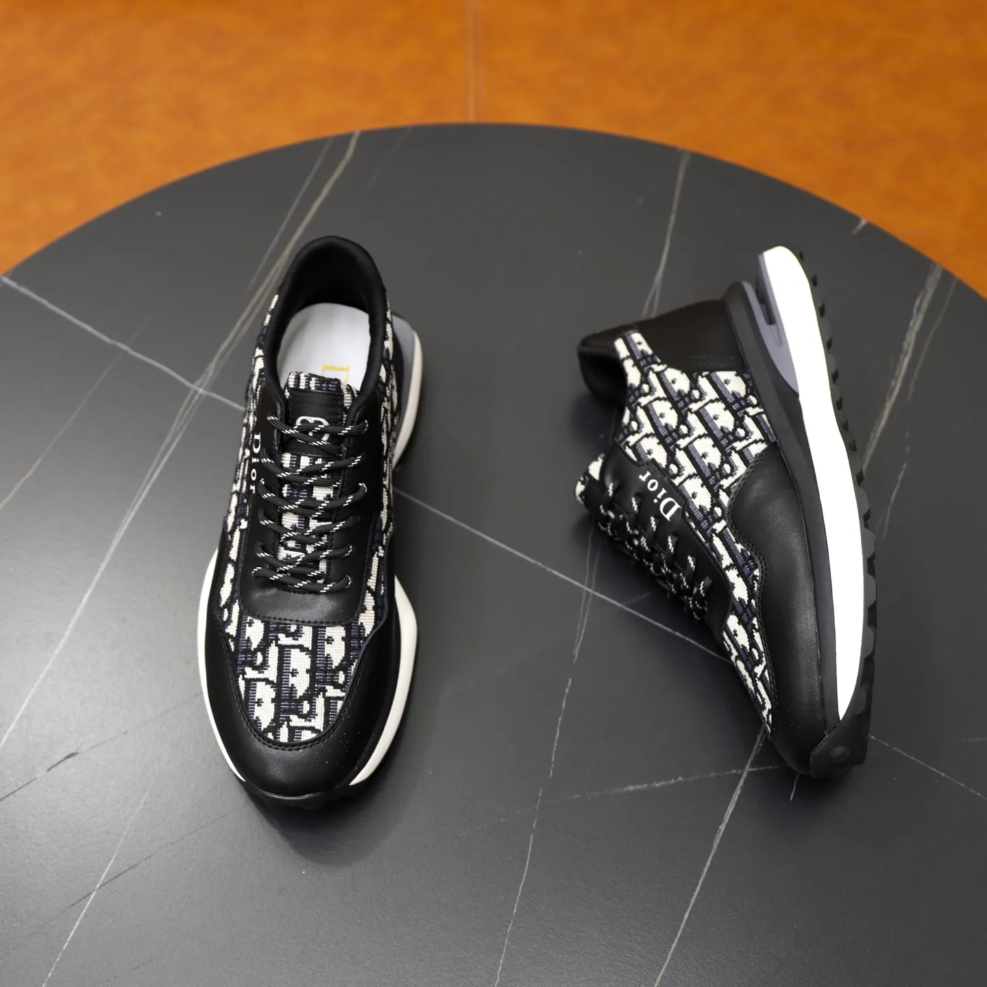 Ex-factory price: 462💰🙅‍♂️🙅‍♂️🙅‍♂️ Brand: Dior DIOR Standard code: 38-44 (45 customized) Grade: Same as the official website Material: Original leather splicing brand cloth Comfortable and breathable lining Lightweight and wear-resistant sports outsole Style category: Men's fashionable casual shoes Running sneakers Distinguished luxury brand elements Top luxury Color: actual picture color